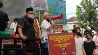 Sejumlah massa di Medan pun turut menggelar demonstrasi menolak kedatangan imam besar FPI Habib Rizieq Syihab (HRS) di Medan pada Jumat (20/11) kemarin. Dok. detikcom.