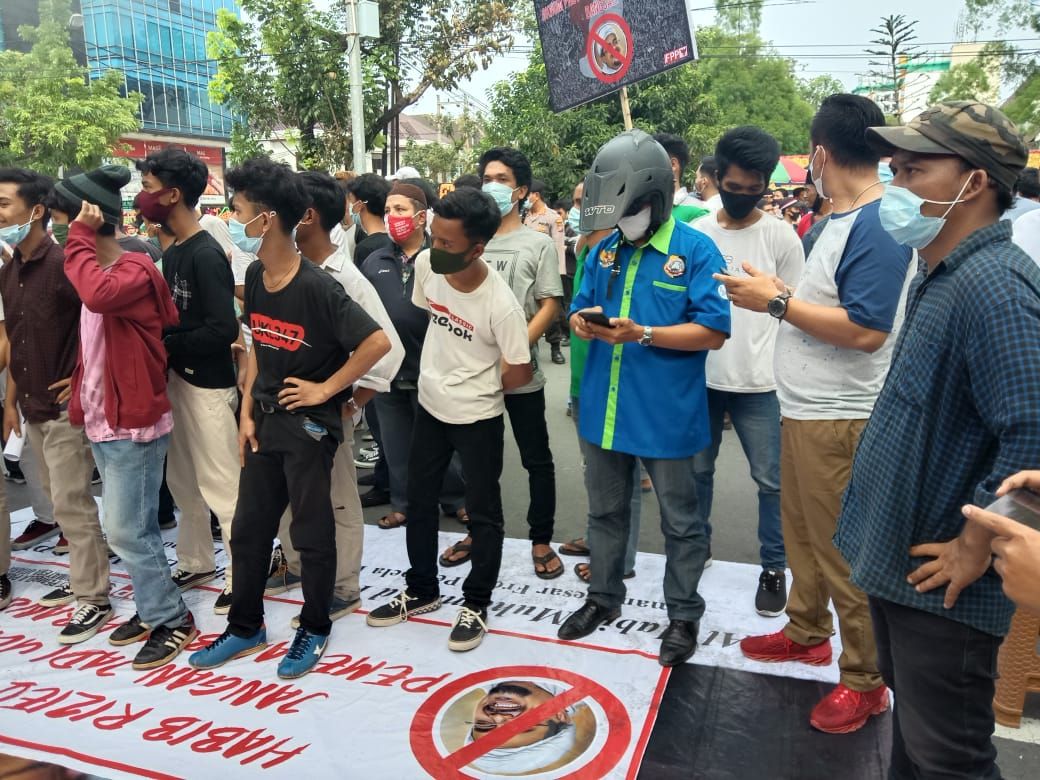 Massa demo tolak kedatangan Habib Rizieq di Medan