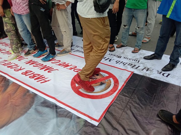 Massa demo tolak kedatangan Habib Rizieq di Medan