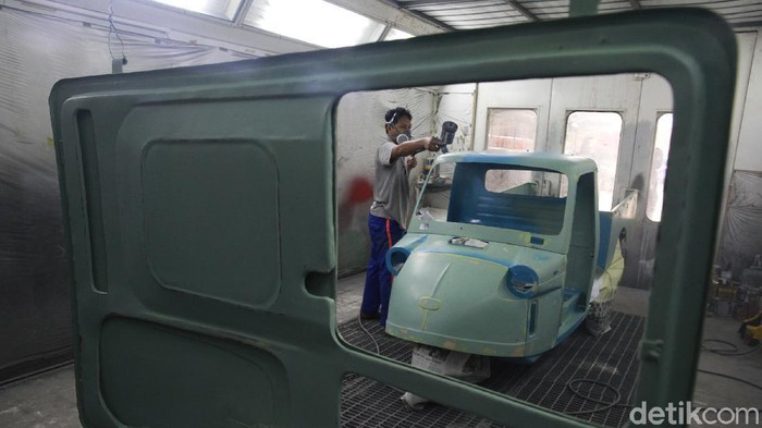 Pekerja melakukan pengecatan kendaraan bemo mesin oven khusus di workshop Layanan Prima, Jelambar, Jakarta Barat,  Jumat (20/11/2020).