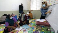 Dilansir dari AP, para pengungsi wanita itu, beberapa di antaranya telah berusia akhir 50-an belajar membaca dan menulis untuk pertama kali dalam kelas tesebut. Dibantu oleh para relawan, para pengungsi wanita itu diajarkan untuk dapat membaca dan menulis.