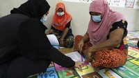 Seorang pengungsi wanita, Zaleha Abdul (54) mengatakan, sebelumnya ia tak bisa membaca dan menulis. Namun, dengan adanya pelatihan untuk para pengungsi wanita itu ia sedikit demi sedikit belajar mengenal alfabet.