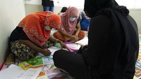 Atas kondisi tersebut sejumlah orang bergerak untuk memberikan pelatihan bagi para pengungsi wanita di Malaysia itu. Pelatihan membaca dan menulis disediakan sebagai bentuk dukungan pemberdayaan wanita agar ke depannya para pengungsi wanita tersebut dapat hidup mandiri dan juga stabil secara finansial.