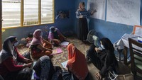 Tak hanya di Kuala Lumpur, sejumlah kelas mingguan pelatihan membaca dan menulis bagi para pengungsi wanita di luar Kuala Lumpur pun diselenggarakan. Dilansir dari AP, pelatihan tersebut diberikan oleh kelompok Women for Refugees, yang dibentuk pada bulan September oleh dua mahasiswa hukum untuk membantu para perempuan migran yang buta huruf berintegrasi dalam komunitas lokal dan memberdayakan mereka agar dapat hidup lebih mandiri.