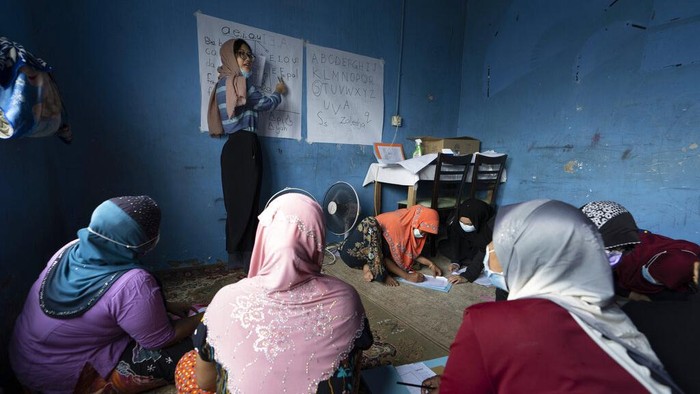 Memberantas Buta Aksara di Kalangan Pengungsi Wanita Pendidikan jadi hal penting bagi masyarakat, tak kecuali bagi para pengungsi wanita. Pasalnya, melalui pendidikan mereka dapat memperbaiki hidup jadi lebih baik