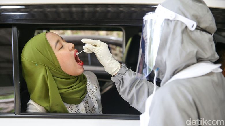 Petugas melakukan uji Swab Antigen atau PCR di Swab Drive Thru Rumah Sakit Pondok Indah (RSPI) Bintaro, Tangerang, Jumat (20/11/2020). Dengan penyediaan fasilitas ini membuat masyarakat lebih nyaman dan aman tanpa harus kontak dengan banyak orang.