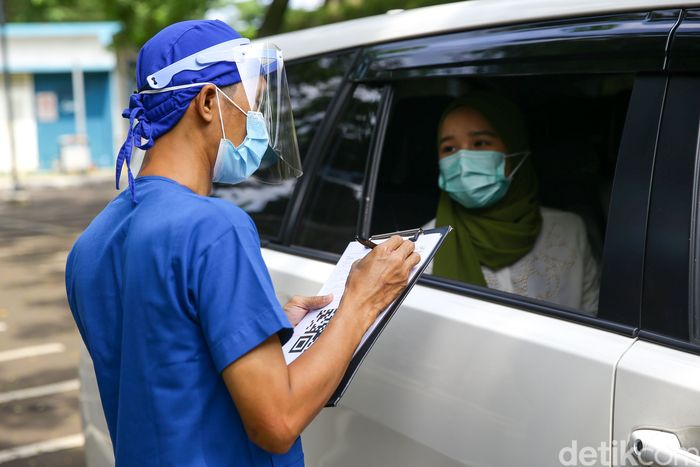 Petugas melakukan uji Swab Antigen atau PCR di Swab Drive Thru Rumah Sakit Pondok Indah (RSPI) Bintaro, Tangerang, Jumat (20/11/2020). Dengan penyediaan fasilitas ini membuat masyarakat lebih nyaman dan aman tanpa harus kontak dengan banyak orang.