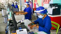 Tampak para petugas lainnya sedang menginput data pasien. (Teks: Farah Nabila; Foto: Grandyos Zafna/detikHealth)