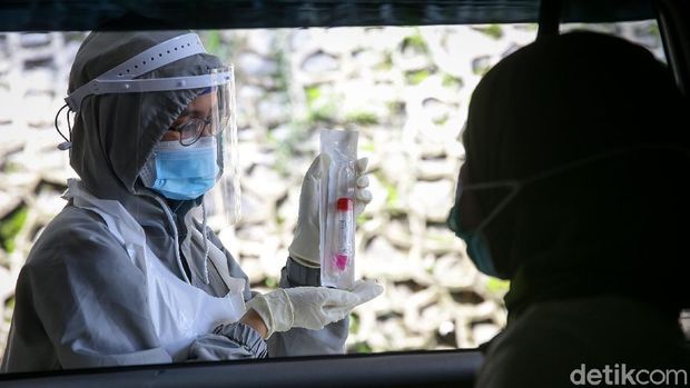 Petugas melakukan uji Swab Antigen atau PCR di Swab Drive Thru Rumah Sakit Pondok Indah (RSPI) Bintaro, Tangerang, Jumat (20/11/2020). Dengan penyediaan fasilitas ini membuat masyarakat lebih nyaman dan aman tanpa harus kontak dengan banyak orang.