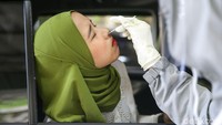 Akhirnya giliran saya tiba juga. Rasanya? Seperti kalau sedang berenang, lalu hidung kemasukan air. Selama beberapa detik petugas mengorek-ngorek hingga ke pangkal hidung. (Teks: Farah Nabila; Foto: Grandyos Zafna/detikHealth)