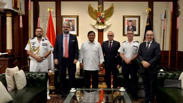 Menteri Pertahanan RI Prabowo Subianto menerima kunjungan kehormatan Duta Besar (Dubes) Perancis H.E. Mr. Oliver Chambard untuk Indonesia, Kamis (19/11), di kantor Kemhan, Jakarta. (Dok: Kemenhan)