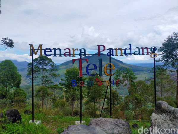 Terdapat beberapa spot instagramable yang menarik di objek wisata ini. Tak heran, Menara Tele menjadi tempat strategis yang dipilih wisatawan untuk melihat panorama kawasan Toba. (Foto: Elmy Tasya Khairally/detikcom)