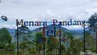 Menara Pandang Tele menjadi tempat untuk menyaksikan keindahan danau toba dari ketinggian. (Elmy Tasya Khairally/detikcom)