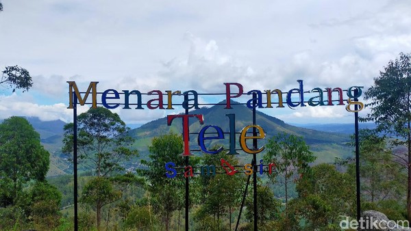 Menara Pandang Tele menjadi tempat untuk menyaksikan keindahan danau toba dari ketinggian. (Elmy Tasya Khairally/detikcom) Menara Pandang Tele menjadi tempat untuk menyaksikan keindahan danau toba dari ketinggian. (Elmy Tasya Khairally/detikcom)