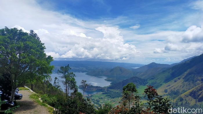 Keindahan yang dimiliki Danau Toba memang tak ada habisnya. Wisatawan pun bisa melihat pesonanya dari ketinggian 1479 mdpl di Menara Pandang Tele.