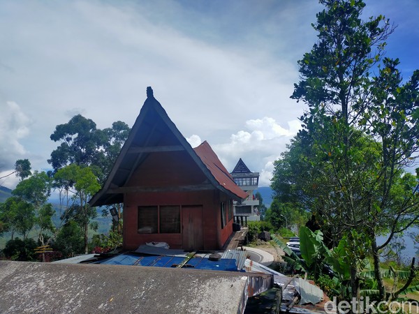 Namun sayang, pandemi COVID-19 merubah segalanya. Jumlah wisatawan yang datang ke Menara Pandang Tele berkurang secara signifikan. (Foto: Elmy Tasya Khairally/detikcom)