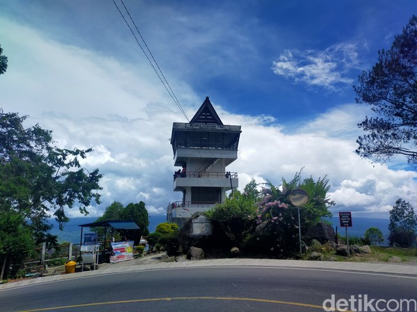 Menara Pandang Tele sudah berdiri selama 32 tahun. Memiliki tinggi sekitar 25 meter, keindahan panorama Danau Toba hingga pegunungan samosir akan membuat wisatawan terkagum akan indahnya ciptaan Tuhan. (Foto: Elmy Tasya Khairally/detikcom) Menara Pandang Tele sudah berdiri selama 32 tahun. Memiliki tinggi sekitar 25 meter, keindahan panorama Danau Toba hingga pegunungan samosir akan membuat wisatawan terkagum akan indahnya ciptaan Tuhan. (Foto: Elmy Tasya Khairally/detikcom)