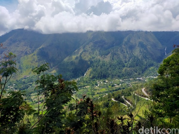 Menara Pandang Tele ini akan lebih ciamik jika dilengkapi dengan information center. Jika traveler tertarik untuk berkunjung, objek wisata di Samosir ini dibuka mulai pukul 08.00 sampai pukul 18.00. Tarif untuk tiket wisatawan yaitu, Rp 7000. (Foto: Elmy Tasya Khairally/detikcom)