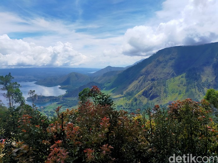 Keindahan yang dimiliki Danau Toba memang tak ada habisnya. Wisatawan pun bisa melihat pesonanya dari ketinggian 1479 mdpl di Menara Pandang Tele.