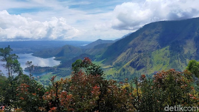 Keindahan yang dimiliki Danau Toba memang tak ada habisnya. Wisatawan pun bisa melihat pesonanya dari ketinggian 1479 mdpl di Menara Pandang Tele.