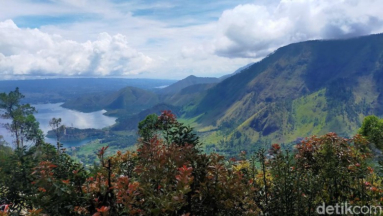 Menyaksikan Pesona Keindahan Toba dari Menara Pandang Tele Keindahan yang dimiliki Danau Toba memang tak ada habisnya. Wisatawan pun bisa melihat pesonanya dari ketinggian 1479 mdpl di Menara Pandang Tele.