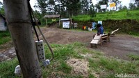 Kawasan objek wisata itu pun tampak sepi dari pengunjung usai ditutup imbas meningkatnya status Gunung Merapi menjadi siaga.