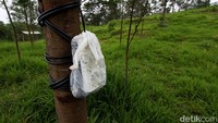 Tampak stop kontak yang berada di area objek wisata Kali Talang ditutup dengan plastik saat objek wisata tersebut ditutup imbas status Gunung Merapi yang naik jadi siaga.