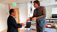 Dalam kunjungan tersebut Bahlil diterima oleh CEO Verstegen Michel Driessen. Istimewa/Dok. BKPM.