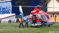 Kepala BNPB, Doni Monardo tiba di dekat lokasi pengungsian dengan naik helikopter BNPB. Pantauan di lokasi, Jumat (20/11/2020), helikopter yang ditumpangi Doni Monardo mendarat di lapangan Desa Samiran, Kecamatan Selo, Boyolali. 
