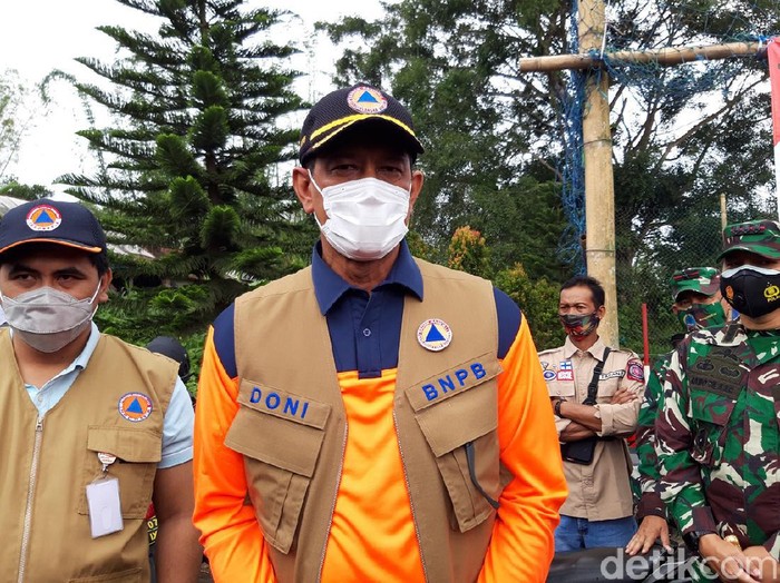 Kepala BNPB Doni Monardo kunjungi lokasi pengungsian Gunung Merapi di Boyolali. Doni tiba di dekat lokasi pengungsian dengan naik helikopter BNPB.
