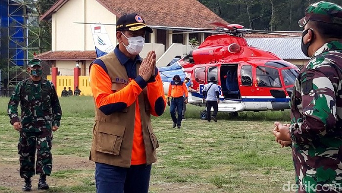 Momen Kepala BNPB Kunjungi Lokasi Pengungsian Merapi di Boyolali Kepala BNPB Doni Monardo kunjungi lokasi pengungsian Gunung Merapi di Boyolali. Doni tiba di dekat lokasi pengungsian dengan naik helikopter BNPB.