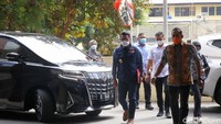 Ridwan Kamil turun dari mobil dan masuk ke dalam gedung Bareskrim.