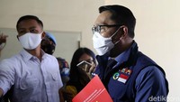 Ridwan Kamil menyatakan siap menjawab pertanyaan terkait peraturan gubernur yang berhubungan dengan penegakan protokol kesehatan.