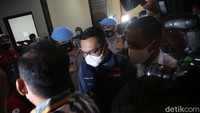 Ridwan Kamil tampak diserbu wartawan saat akan masuk ke gedung Bareskrim Polri.