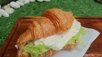 Sementara untuk menu makanannya tersedia mulai dari makanan ringan hingga makanan berat. Salah satunya adalah croissant tuna yang crispy di luar dan lumer di dalam. Foto: detikFood/Riska Fitria
