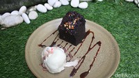 Kalau pilih camilan dengan cita rasa manis, kamu bisa pesan menu brownies ice cream seperti ini. Browniesnya dibuat secara homemade. Foto: detikFood/Riska Fitria