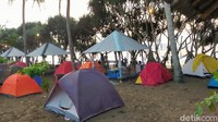 Keindahan alam Pantai Rajegwesi sangat sayang untuk dilewatkan. Traveler bisa mendirikan tenda dan menikmati waktu sampai menjelang malam tiba. View langit nan indah efek dari matahari terbenam pun terlihat di kawasan Pantai Rajegwesi. 