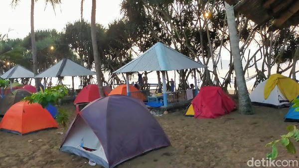 Keindahan alam Pantai Rajegwesi sangat sayang untuk dilewatkan. Traveler bisa mendirikan tenda dan menikmati waktu sampai menjelang malam tiba. View langit nan indah efek dari matahari terbenam pun terlihat di kawasan Pantai Rajegwesi. Keindahan alam Pantai Rajegwesi sangat sayang untuk dilewatkan. Traveler bisa mendirikan tenda dan menikmati waktu sampai menjelang malam tiba. View langit nan indah efek dari matahari terbenam pun terlihat di kawasan Pantai Rajegwesi.Â