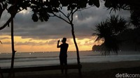 Suasana Pantai Rajegwesi sangatlah asri nan hijau. Terlebih kondisi pantai yang bersih dan masih alami. Sedangkan aksesnya yang jauh dari perkotaan dan jalanan yang terjal, jadi disarankan bagi traveller untuk menyewa mobil jip.