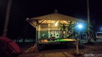 Apalagi di lokasi tersebut juga tersedia ayunan dan warung makan. Pada malam hari pun, bintang-bintang terlihat jelas, dan suara deburan ombak menambah nikmatnya malam.
