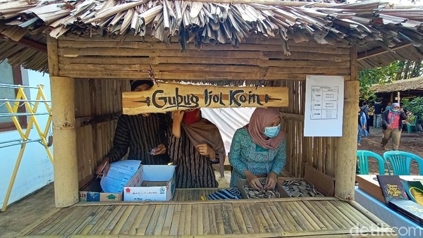 Pasar ini unik karena kesannya yang jadul dan cara transaksinya yang seperti kembali ke tempo dulu. Sebelum berbelanja, traveler harus menukar uang cash dengan menggunakan uang koin terbuat dari kayu. (Dian Utoro Aji/detikTravel) Pasar ini unik karena kesannya yang jadul dan cara transaksinya yang seperti kembali ke tempo dulu. Sebelum berbelanja, traveler harus menukar uang cash dengan menggunakan uang koin terbuat dari kayu. (Dian Utoro Aji/detikTravel)