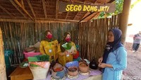 Traveler bisa memakai uang koin itu untuk berbelanja di belasan kios jajanan, dengan berbagai menu tradisional tempo dulu. Mulai dari sego dong jati (nasi daun jati) hingga sego pager mangkok. (Dian Utoro Aji/detikTravel)