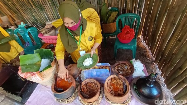 Rasanya jangan ditanya, tentu saja lezat. Pasar Ampiran ini merupakan rangkaian dari seremonial Kampung Budaya Dukuh Piji Wetan, Desa Lau, Kecamatan Dawe, Kudus. (Dian Utoro Aji/detikTravel) Rasanya jangan ditanya, tentu saja lezat. Pasar Ampiran ini merupakan rangkaian dari seremonial Kampung Budaya Dukuh Piji Wetan, Desa Lau, Kecamatan Dawe, Kudus. (Dian Utoro Aji/detikTravel)