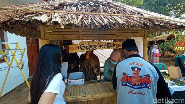 Pasar Ampiran ini baru pertama kali dibuka. Pasar Ampiran ini akan digelar setiap sebulan sekali. Setelah menukar uang, baru traveler bisa berbelanja. (Dian Utoro Aji/detikTravel) Pasar Ampiran ini baru pertama kali dibuka. Pasar Ampiran ini akan digelar setiap sebulan sekali. Setelah menukar uang, baru traveler bisa berbelanja. (Dian Utoro Aji/detikTravel)