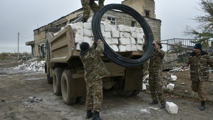 Pasukan Azerbaijan mulai memasuki distrik yang baru diserahkan Armenia (AFP Photo)