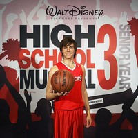 Patun lilin Zac Efron ini mencerminkan penampilannya saat berperan sebagai Troy di High School Musical. Tapi baik rambut hingga wajahnya tidak mirip. Patung ini malah terlihat seperti pemain basket sekolah yang tak semangat bertanding. Foto: Getty Images