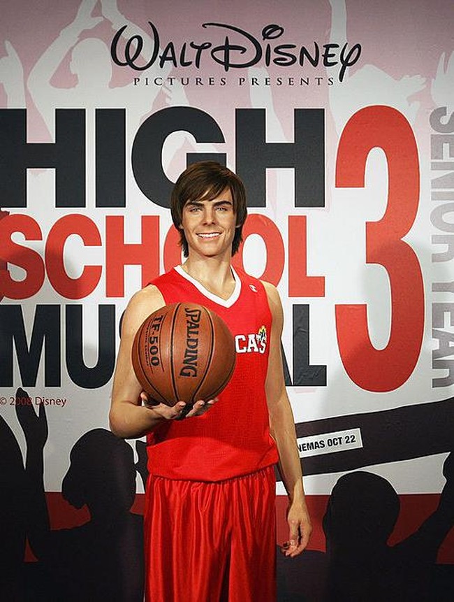 Patun lilin Zac Efron ini mencerminkan penampilannya saat berperan sebagai Troy di High School Musical. Tapi baik rambut hingga wajahnya tidak mirip. Patung ini malah terlihat seperti pemain basket sekolah yang tak semangat bertanding. Foto: Getty Images