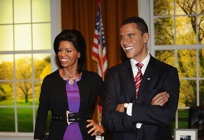 Mantan ibu negara Amerika Serikat, Michelle Obama tak dikenali wajahnya setelah jadi patung lilin di Madame Tussaudss. Untungnya patung ini ditempatkan di sebelah patung Barack Obama sehingga pengunjung langsung mengenalinya sebagai FLOTUS. Foto: Getty Images