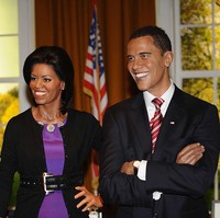 Mantan ibu negara Amerika Serikat, Michelle Obama tak dikenali wajahnya setelah jadi patung lilin di Madame Tussaudss. Untungnya patung ini ditempatkan di sebelah patung Barack Obama sehingga pengunjung langsung mengenalinya sebagai FLOTUS. Foto: Getty Images