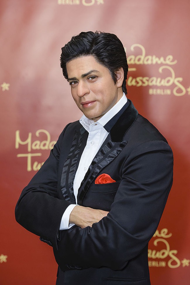 Patung Shahrukh Khan ini sangat berbeda dari sosok aslinya. Selain pipi yang lebih chubby, kulitnya juga lebih putih dari Shahrukh Khan asli. Foto: Getty Images